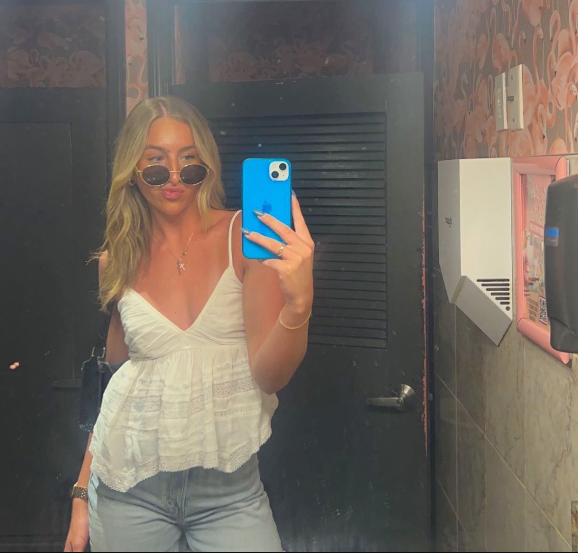 Chandler, 22, cucks skinny sorority girl crush doesn’t know he exist. What do you think of her? #nAv58pho